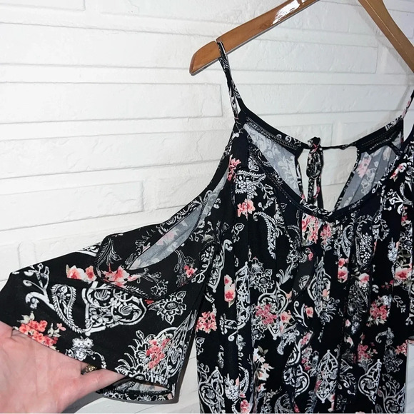 WHBM Black Floral Cold Shoulder Short Sleeve Ruffle Blouse, Women’s Size Medium - Picture 7 of 7